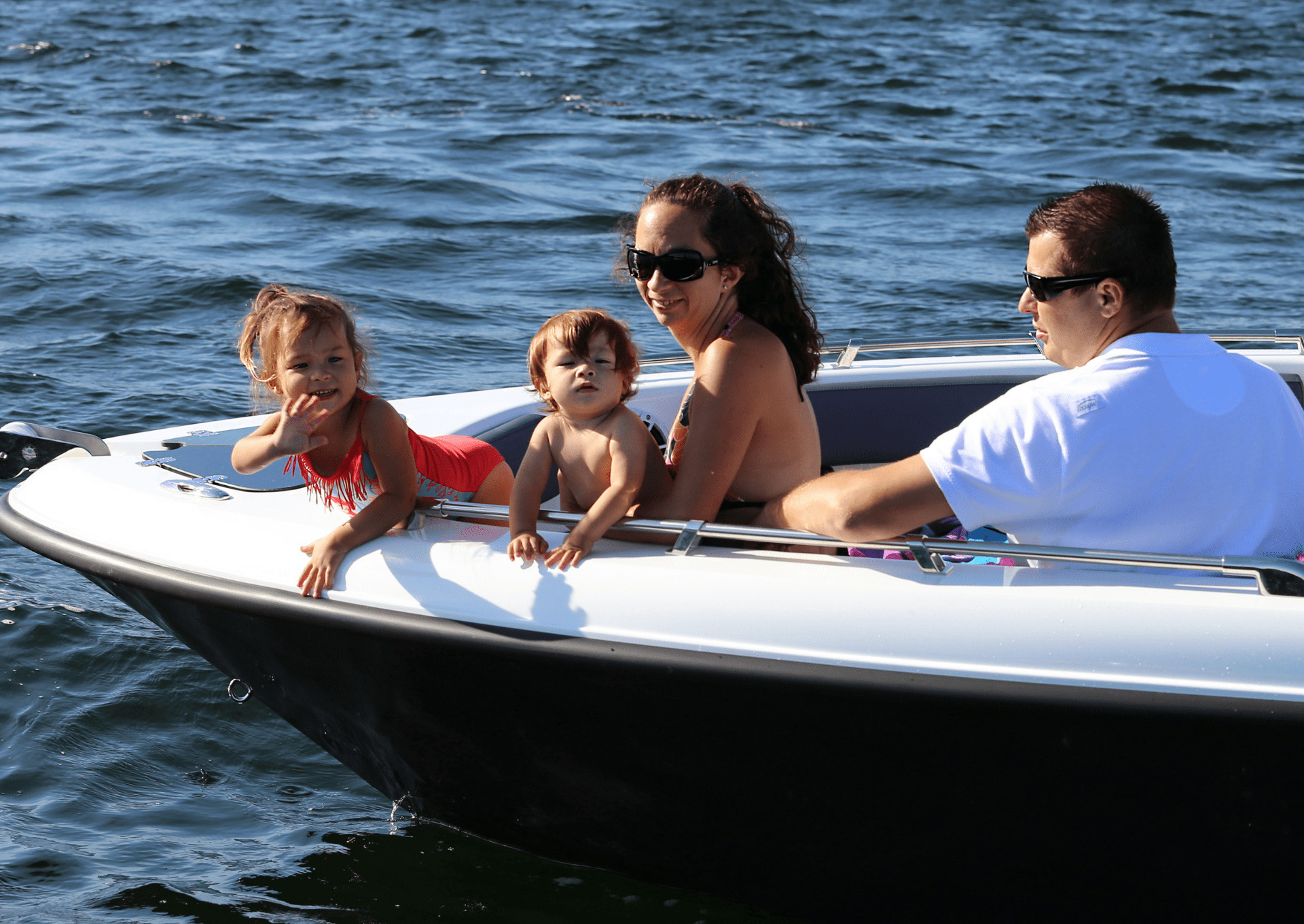 Balade en famille à bord d'un wave boat